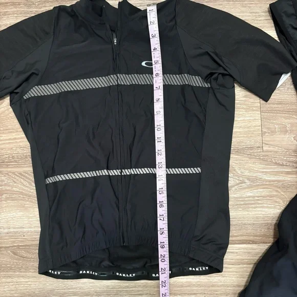 SOLD***Oakley cycling set top and bottom - Picture 8 of 15